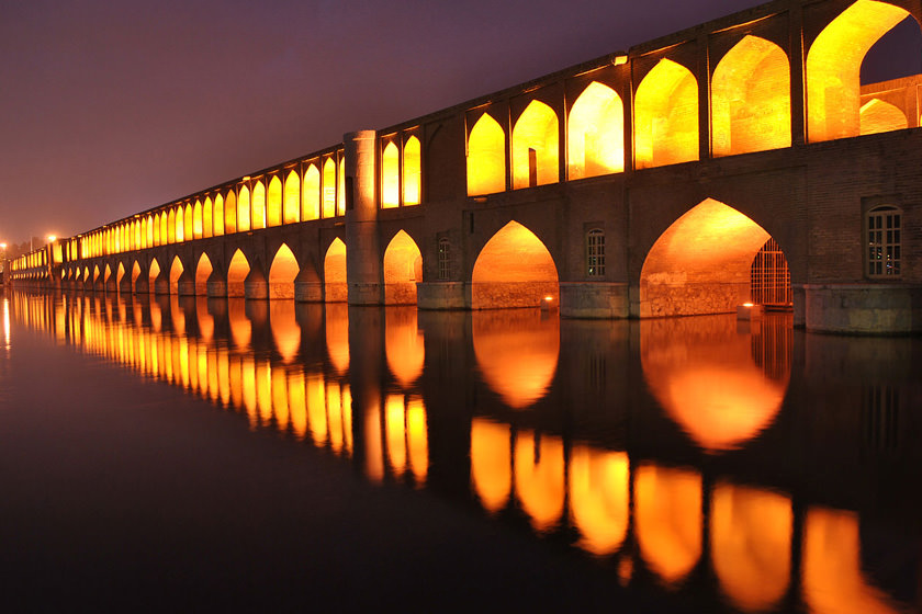 اصفهان : سی و سه پل، بزرگترین سازه روی آب در ایران