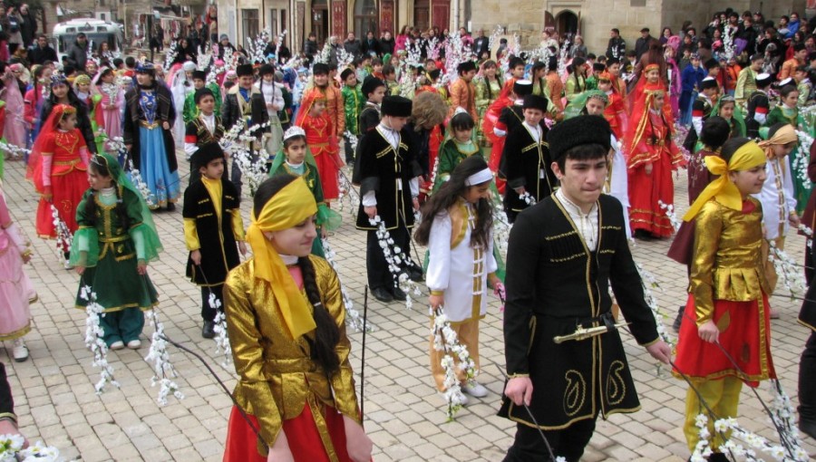 مراسم پاتاق آتماق برای کودکان از رسوم مردم آذربایجان