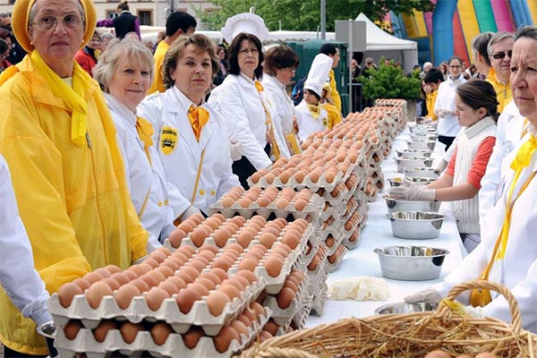 جشنواره املت غول پیکر : این املت برای همه کسانی که برای تماشای جشن آماده اند به همراه نان فرانسوی پوپارت (Poupart) رایگان ارائه ‌‌می‌شود‌‌.