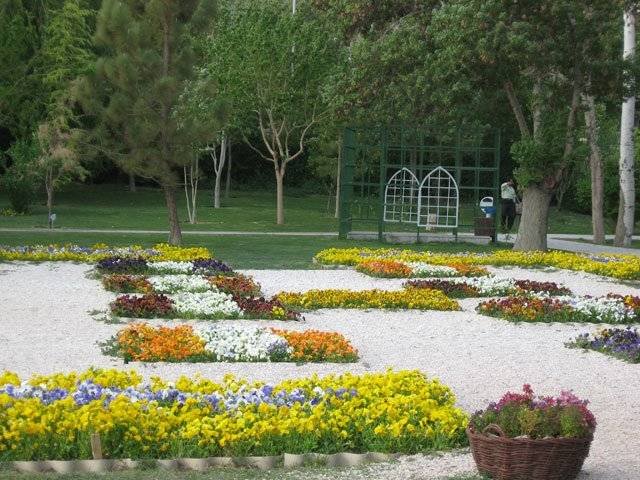 اصفهان : باغ گلها ، معروف به زیبای اصفهان