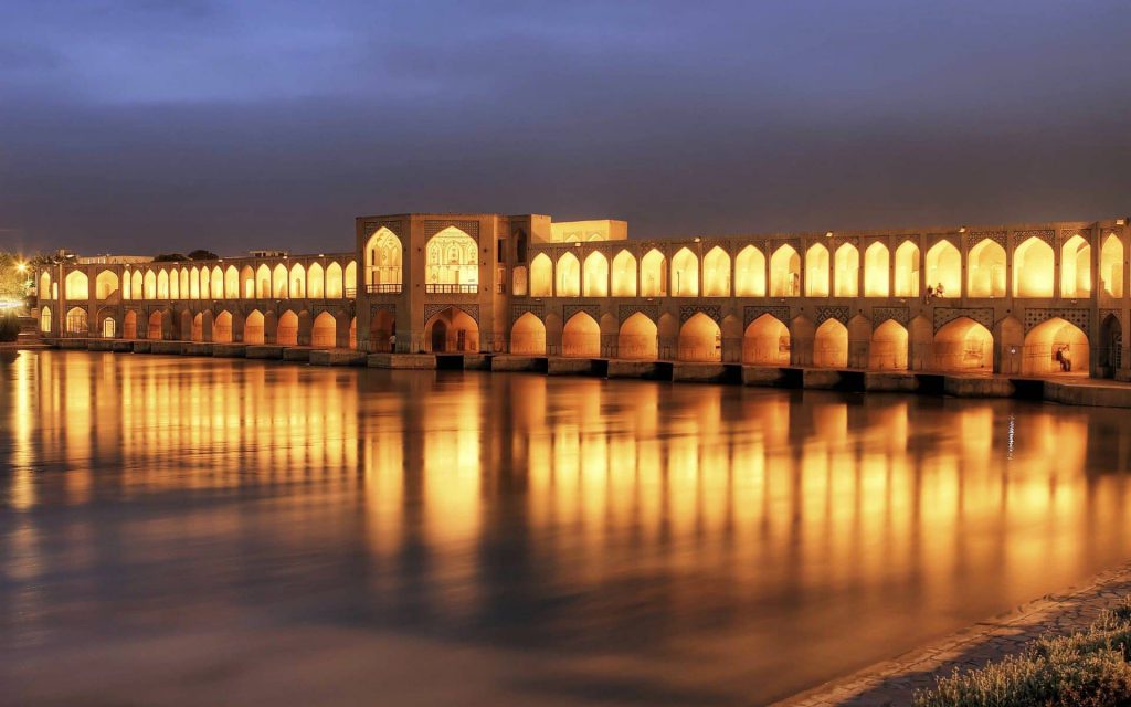 اصفهان : سی و سه پل، بزرگترین سازه روی آب در ایران