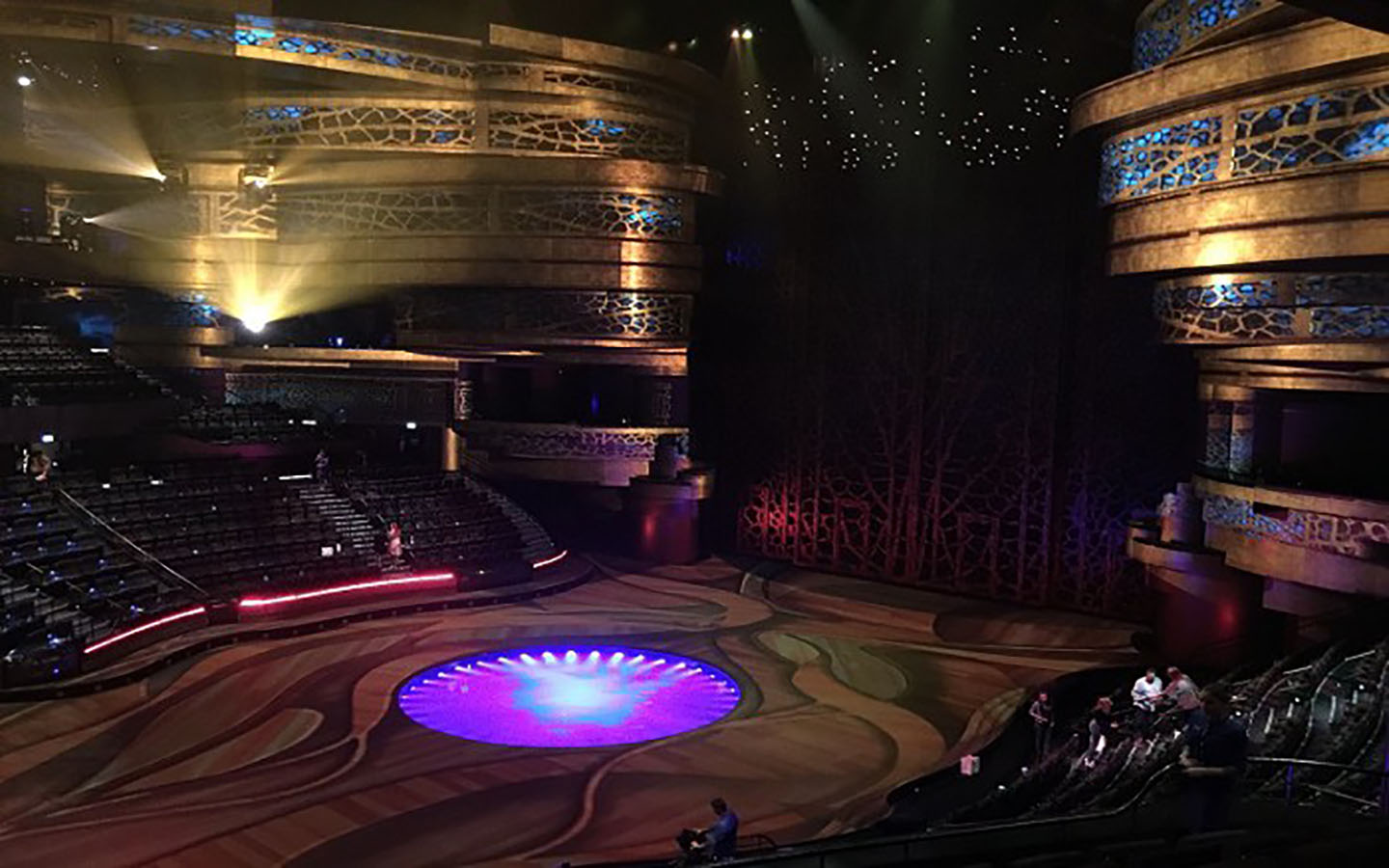 لاپرل تئاتر آبی : معماری عجیب و فوق العاده‌ی سالن لاپرل تئاتر آبی