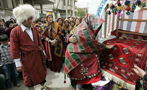 لباس سنتی قوم ترکمن : گی ییم دون بیشتر در مجالس و مهمانی ها پوشیده می شود