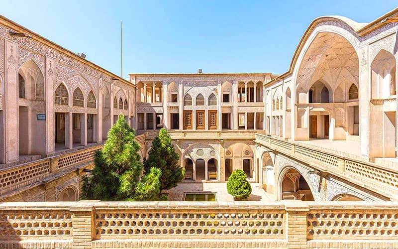 سه خانه تاریخی مشهور کاشان : معماری فضای بیرونی خانه عباسیان